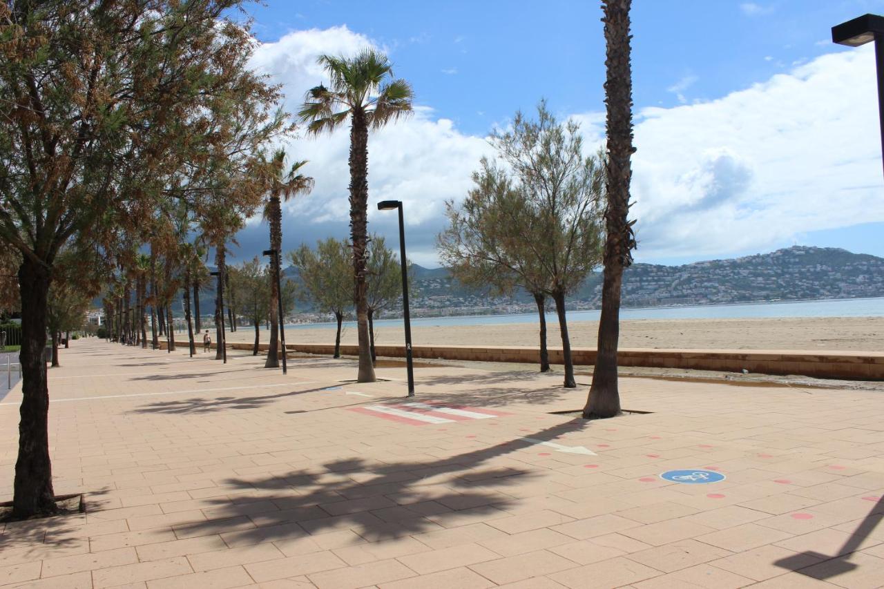 Beautiful Apartment 75M2 With View At The Beach, Pool, Parking Rosas Exteriör bild