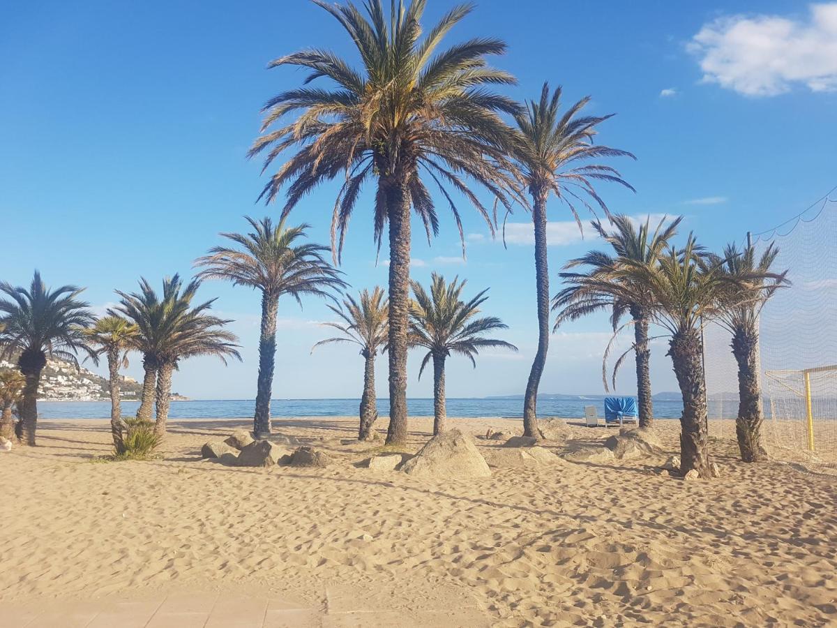 Beautiful Apartment 75M2 With View At The Beach, Pool, Parking Rosas Exteriör bild
